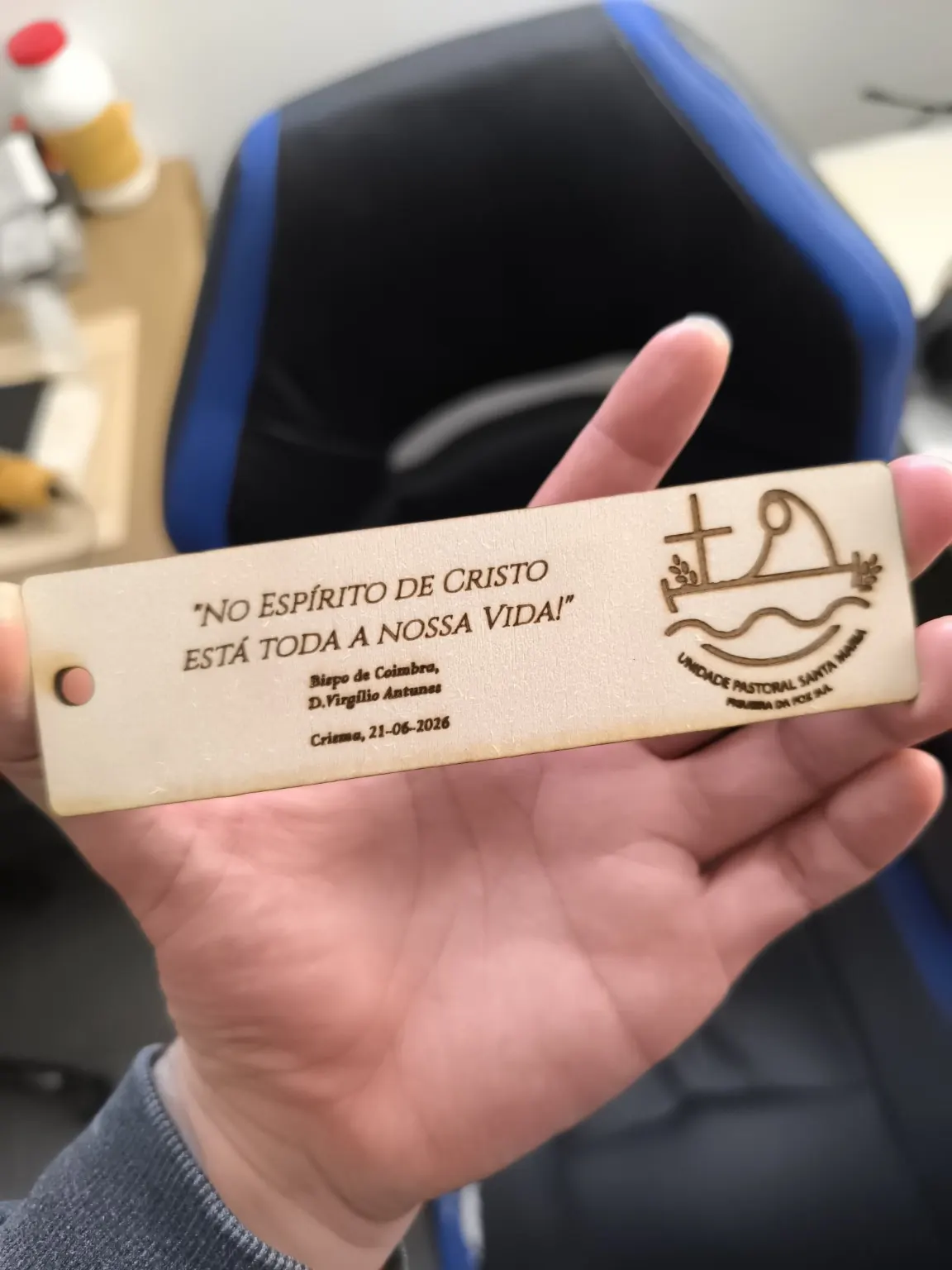 Placa de Crisma gravada e cortada no atelier LaserCrafts