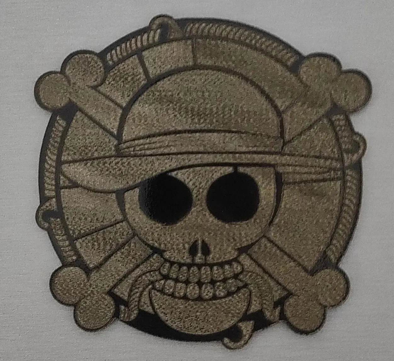 Peça LaserCrafts: BRASÃO DOS PIRATAS DO CHAPÉU DE PALHA — FORJADO EM CAMADAS DE LENDA — Técnica Anime, Desenhos Animados, Técnica MultiCamada, One Piece, Laser, Madeira Com Alma,Arte Que Respira,Nao E Gravacao E Forja